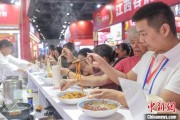 滚动新闻“嗦粉”经济火热 中国多地“食力”出圈